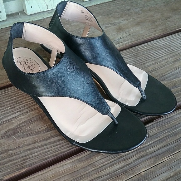 Life Stride Black T Strap Sandals Size 6 - Picture 1 of 7